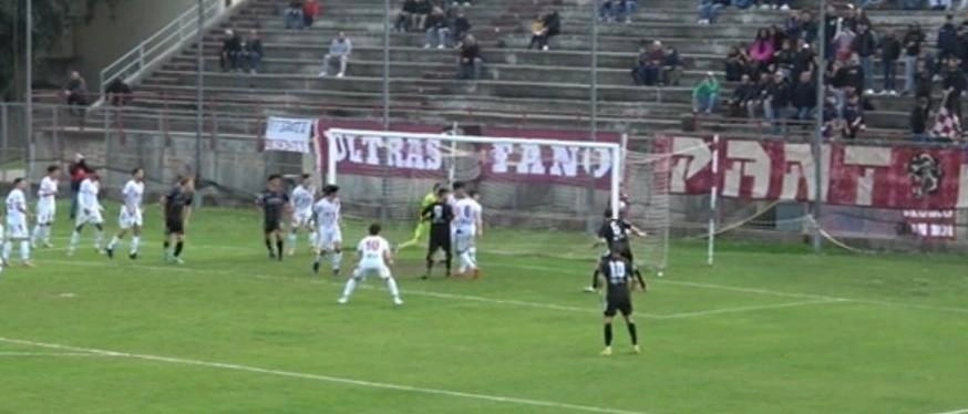 Alma Juventus Fano e Atletico Ascoli pareggiano 1-1 in una partita equilibrata e condizionata dal vento. Il punto conquistato è importante per entrambe le squadre, ma l'Alma Fano rischia la retrocessione in Eccellenza.