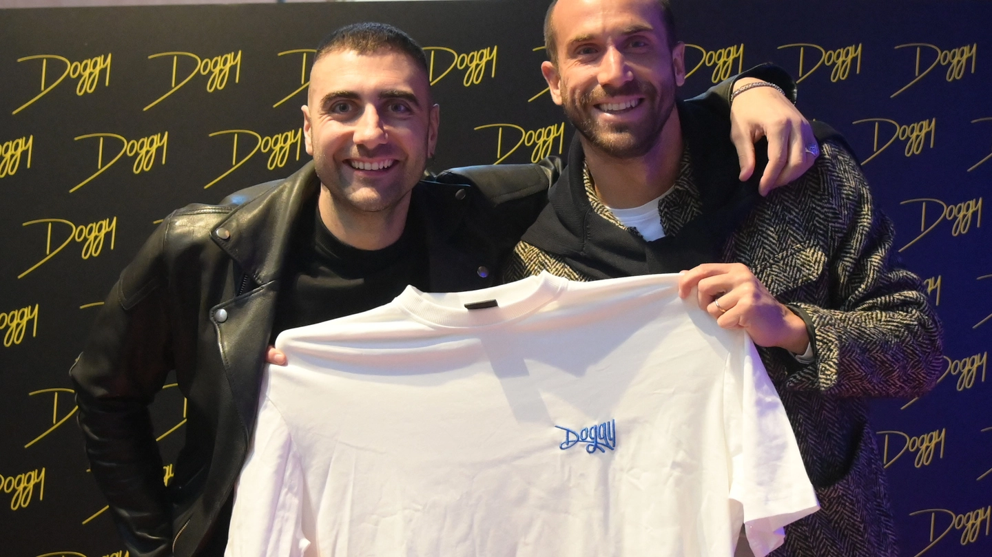 Pietro Aradori e Lorenzo De Silvestri con una t-shirt (Schicchi)