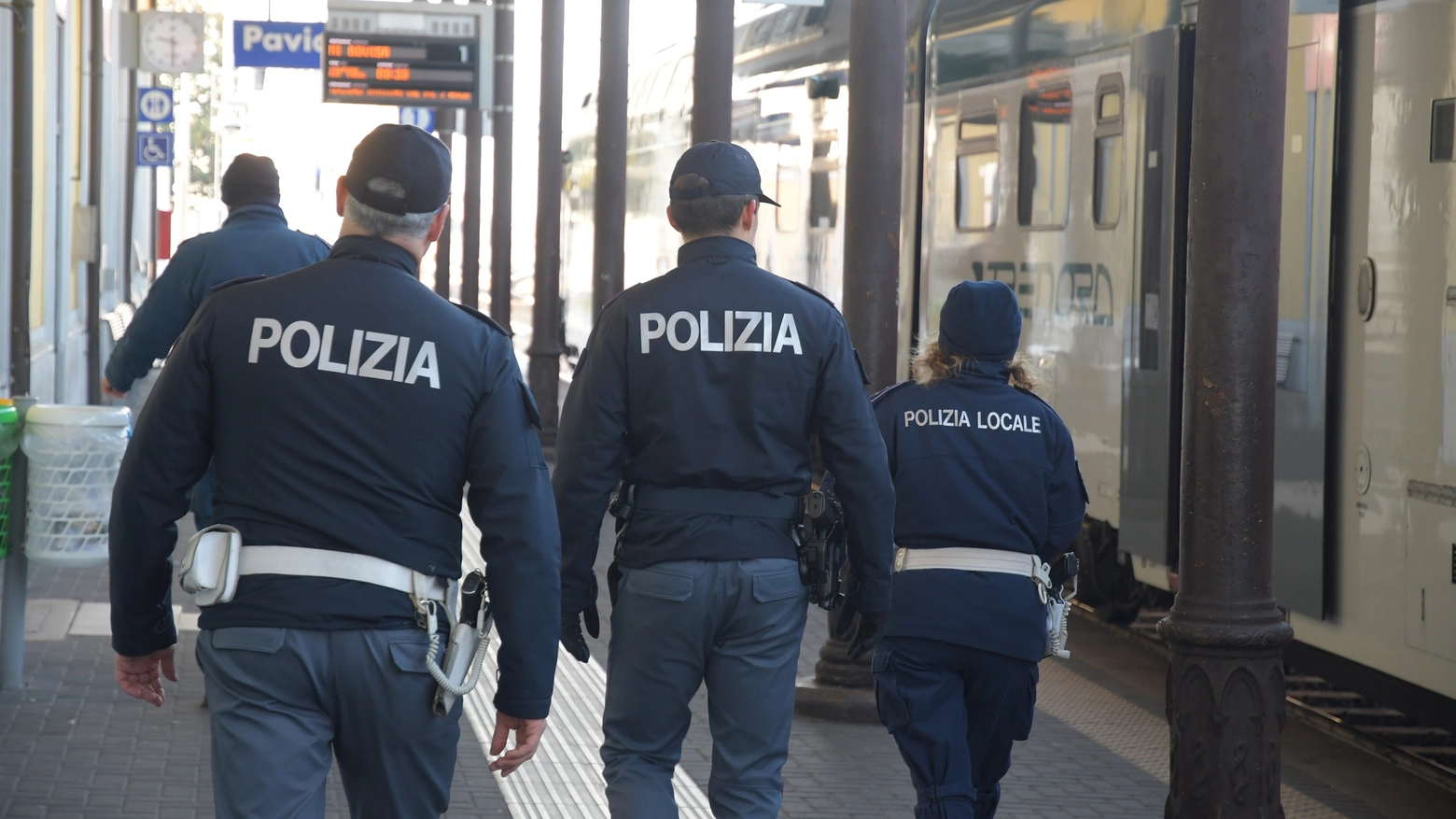 La polizia ferroviaria ha messo in salvo un 22enne che si era arrampicato sul tetto di un treno merci a Reggio Emilia