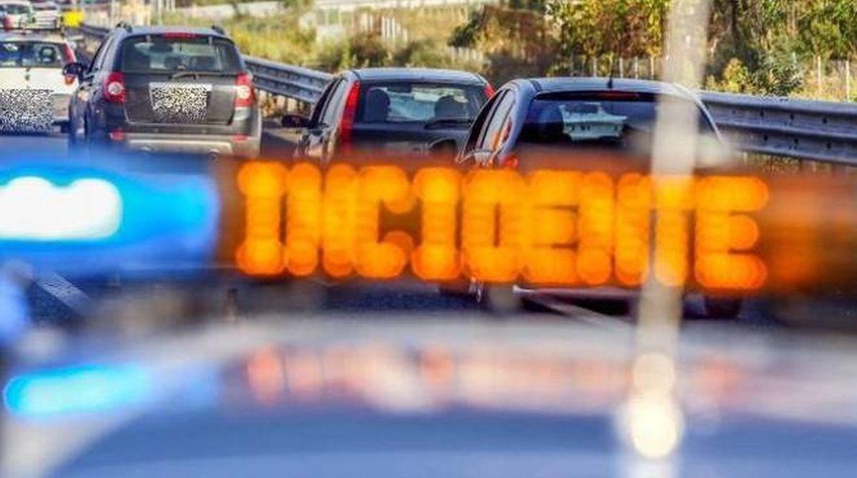 incidente oggi in a1 scontro tra 2 tir e uno si ribalta chilometri di coda a modena
