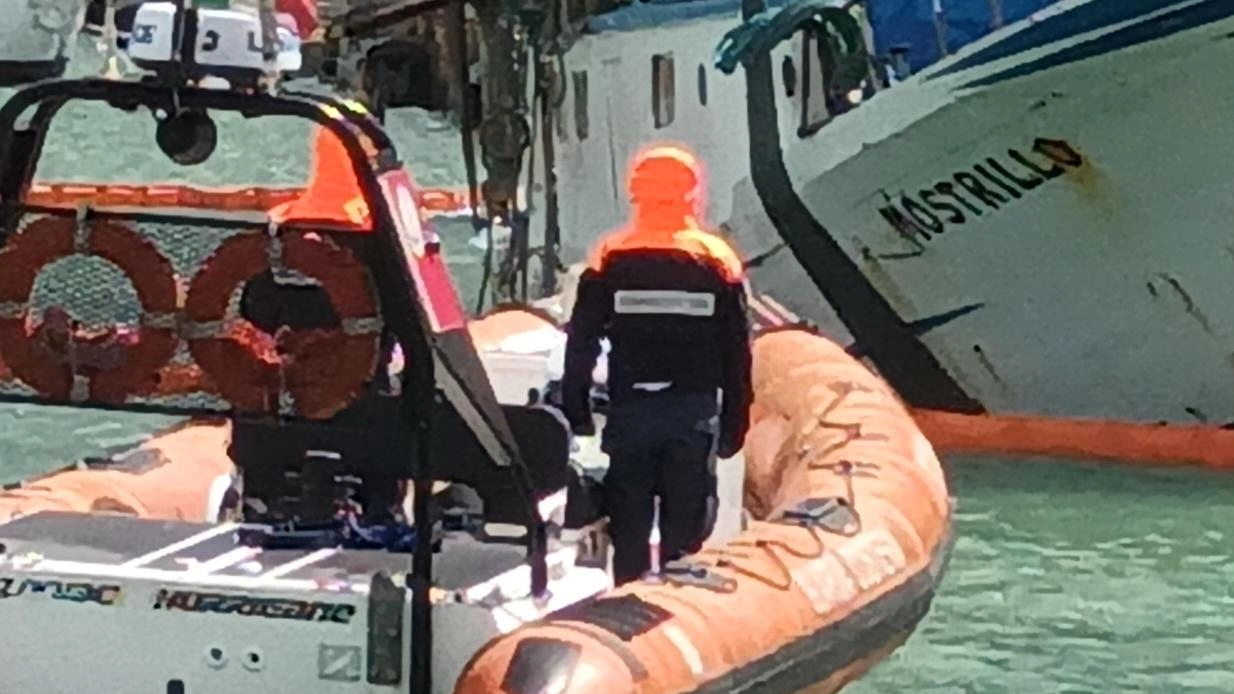 Il peschereccio "Mostrillo" affondato a San Benedetto è stato tirato a secco per le perizie tecniche. Inchiesta aperta sulla causa dell'affondamento. Sub sommozzatori indagano sull'Antonio Padre.