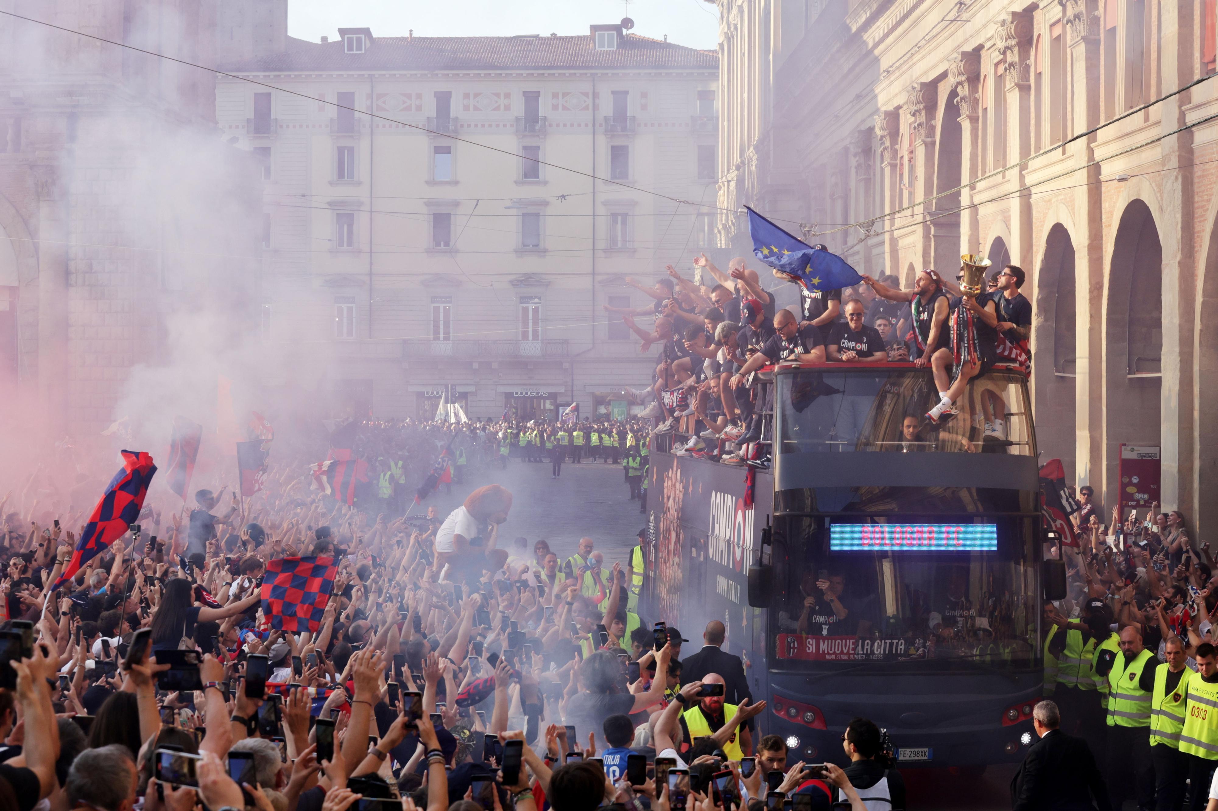 Festa del Bologna, spray urticante per rapinare un tifoso durante la parata, arrestato 26enne