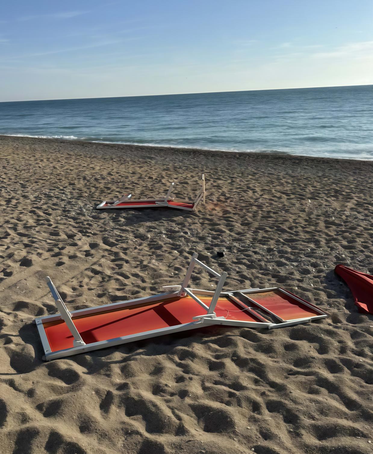 Vandali in azione sulla spiaggia: distrutti ombrelloni e sdraie Vandali in azione sulla spiaggia: distrutti ombrelloni e sdraie