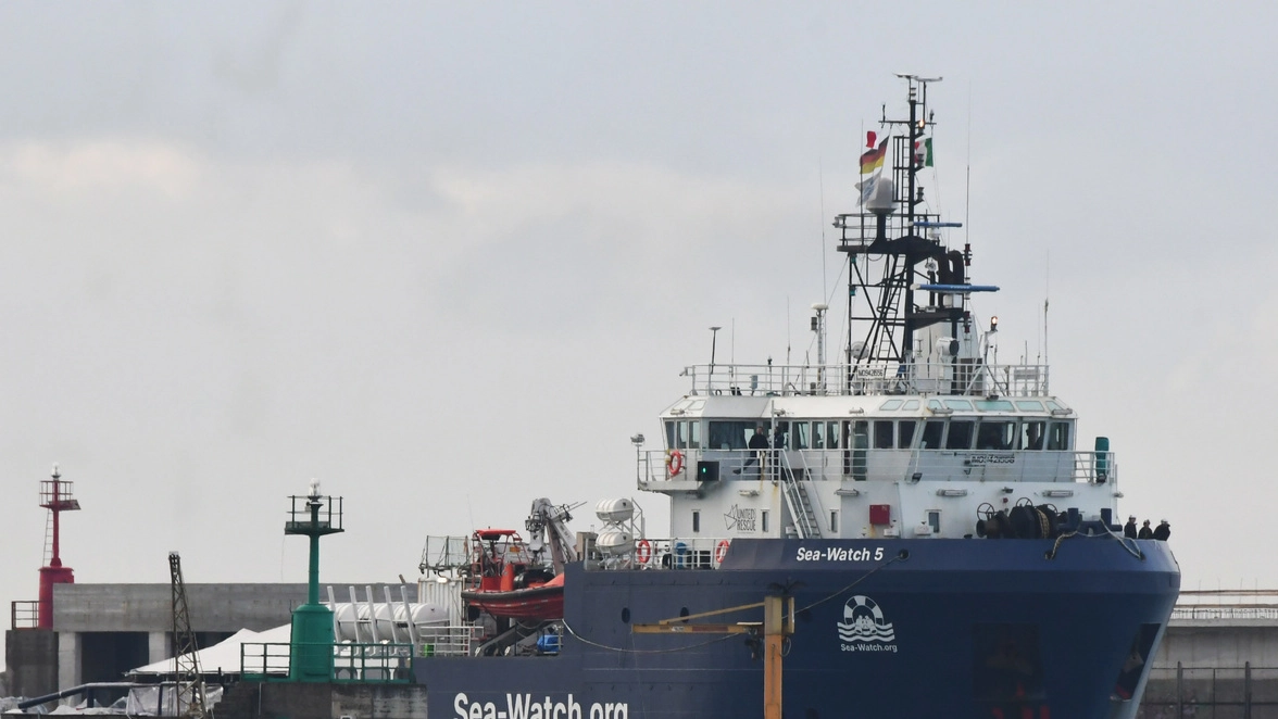 La nave ong Sea Watch 5 che contiene i migranti naufragati a Lampedusa
