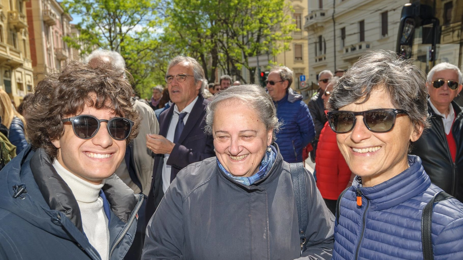 I sindaci anconetani si riuniscono per celebrare la Resistenza e l'Antifascismo. Valeria Mancinelli, Fiorello Gramillano e Fabio Sturani partecipano alla commemorazione del 25 Aprile, coinvolgendo la comunità.