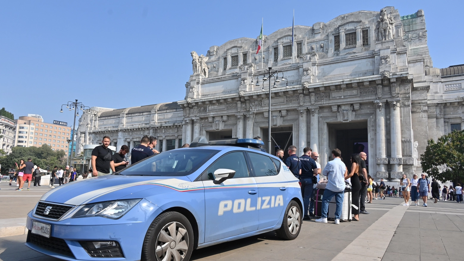 Milano, l’egiziano che stava dando in escandescenza in piazza Savoia dopo una denuncia per rapina, è stato colpito alla spalla. Operato al Niguarda, si trova in Rianimazione