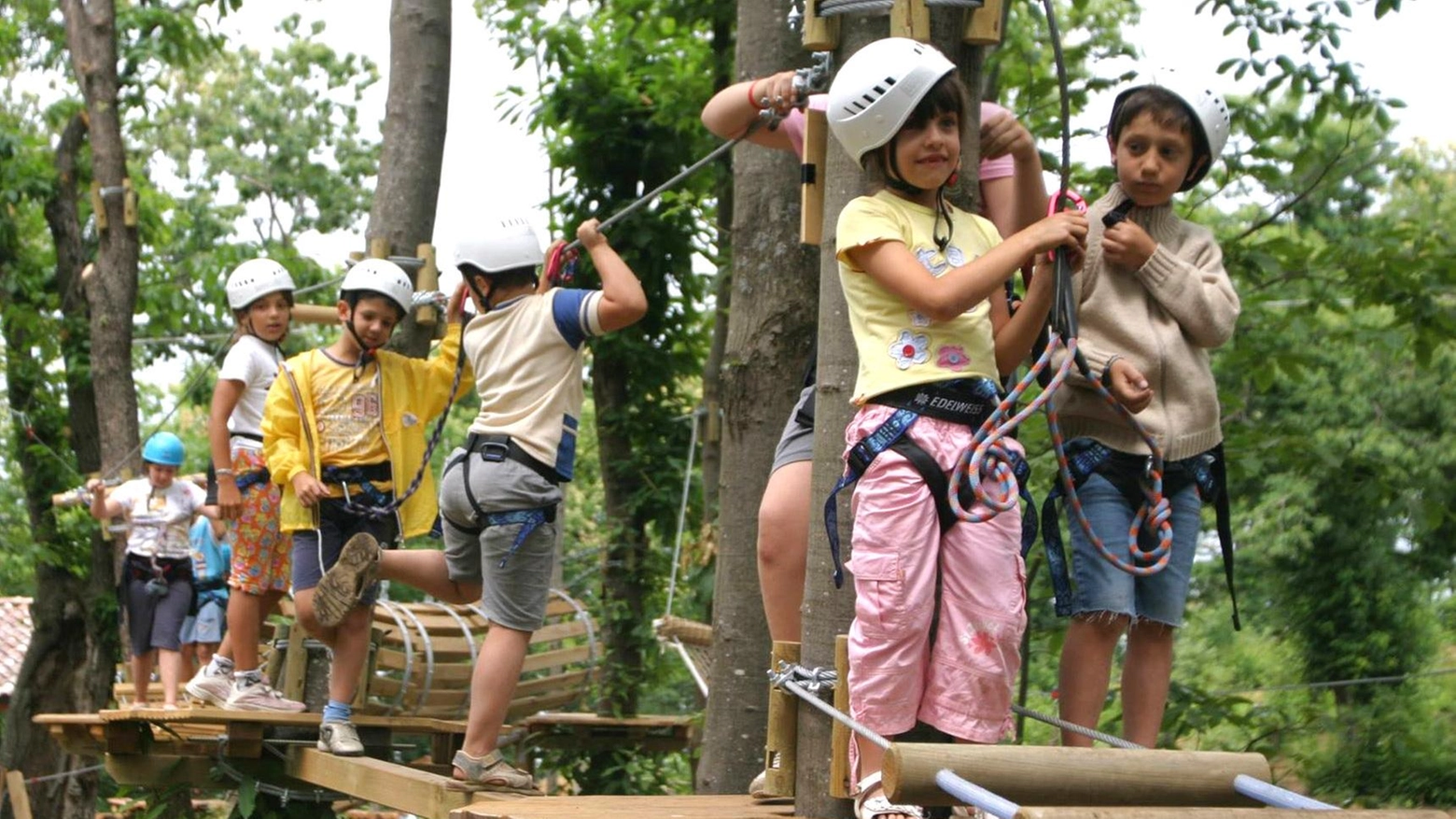 Il Parco Esploraria sul monte San Giacomo offre attività per tutta la famiglia tra carrucole sugli alberi e amache all’interno di un castagneto