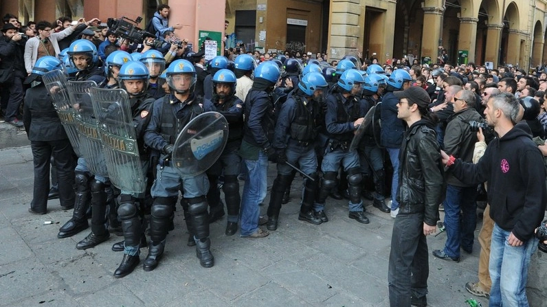 Nel maggio 2013 violenti scontri in piazza Verdi tra polizia e studenti