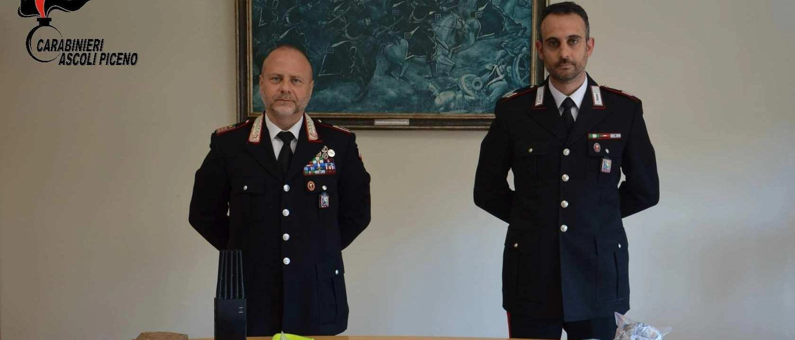 Due operazioni antidroga dei carabinieri di Ascoli: due arresti e sequestro di hashish e cocaina. Gli uomini trovati in possesso di ingenti quantitativi di droga sono stati condannati e posti in carcere.