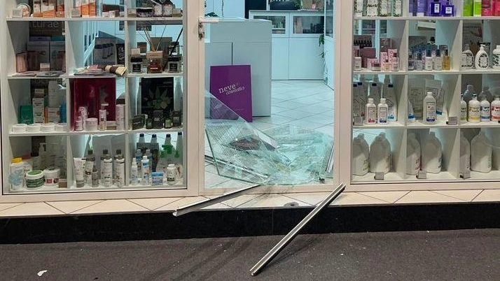 Ladri in viale Regina Elena: sfondata la vetrina del negozio