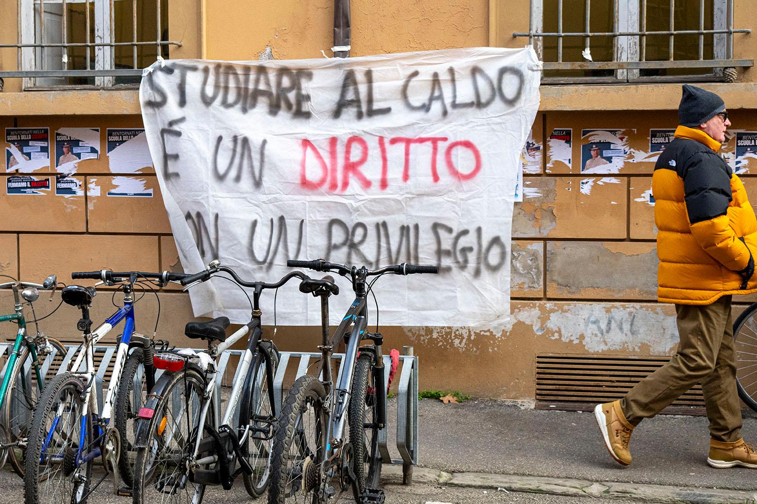 Scuole superiori da Ilrestodelcarlino.it Scuole superiori al freddo proteste a Rambaldi e Scarabelli | Così non si fa lezione