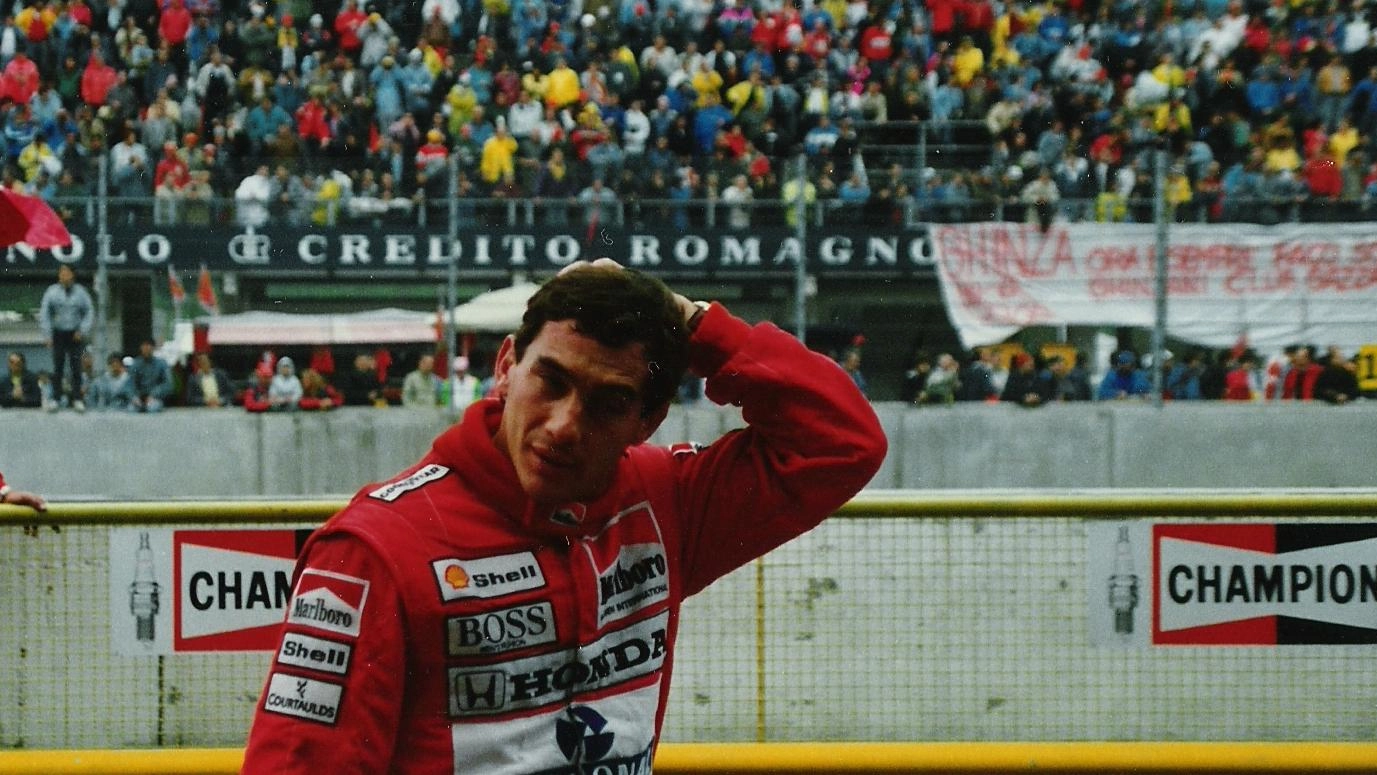 Dall’apertura nel 1953 alle figure dei Ferrari, passando per gli omaggi a Senna e Ratzenberger. Oggi l’apertura di ‘Non esiste curva dove non si possa sorpassare’. Rimarrà aperta fino a giugno.