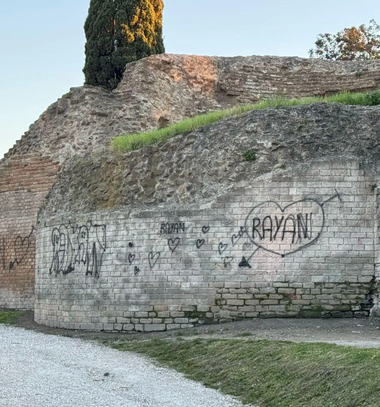 Le antiche mura imbrattate con svastiche e scritte