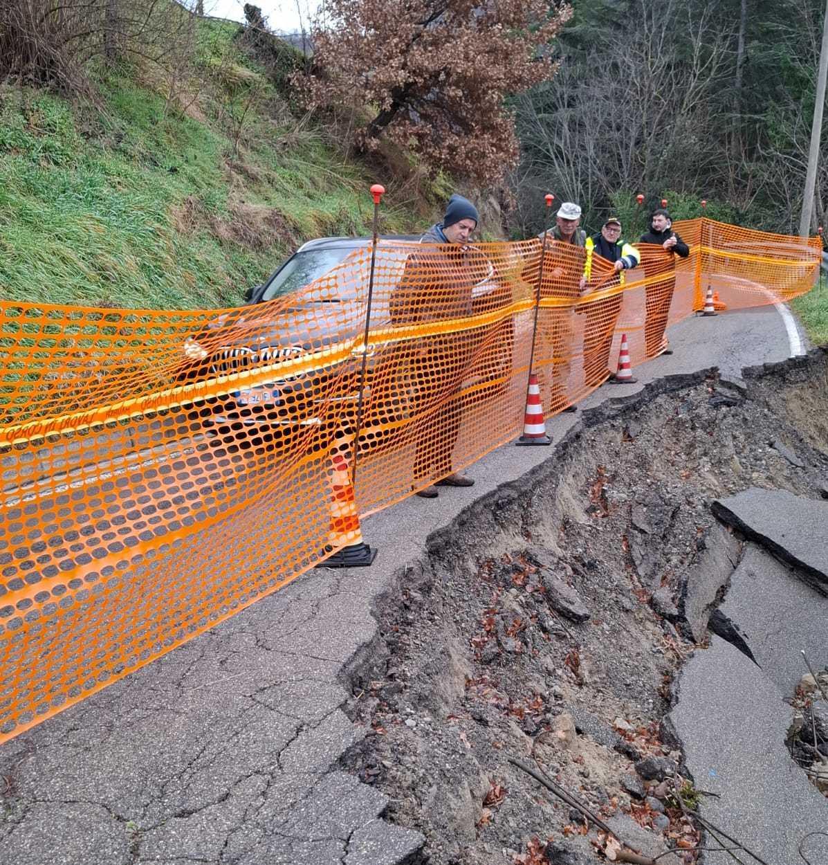 "Val d’Aneva, strada disastrata". Slalom dei residenti tra le frane "Val d’Aneva, strada disastrata". Slalom dei residenti tra le frane