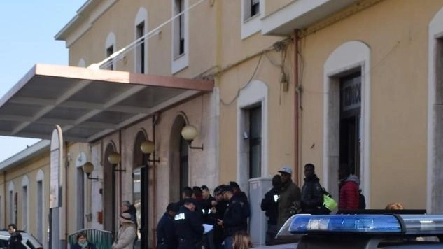 Una delle due donne, lo scorso febbraio a San Benedetto, si era spacciata per una incaricata della parrocchia a raccogliere abiti usati. Intanto la complice ripuliva la casa.