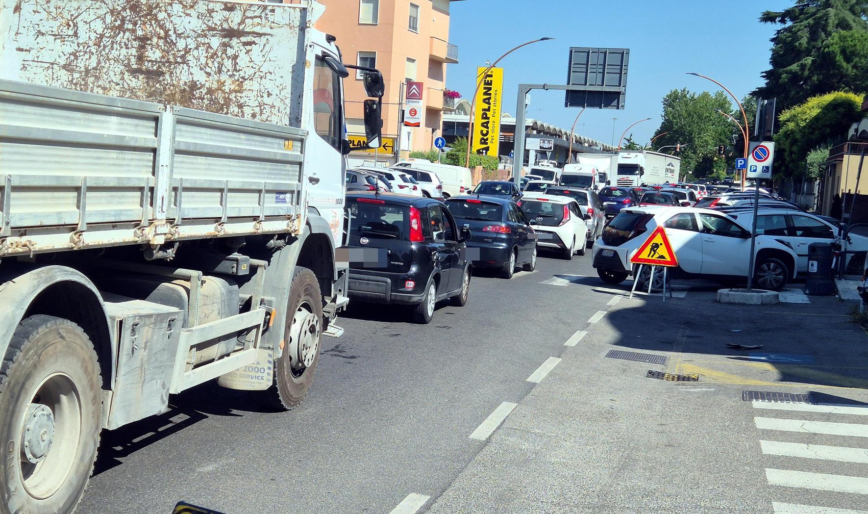 Cantiere per installare la fibra. Traffico in tilt sulla via Emilia Cantiere per installare la fibra. Traffico in tilt sulla via Emilia