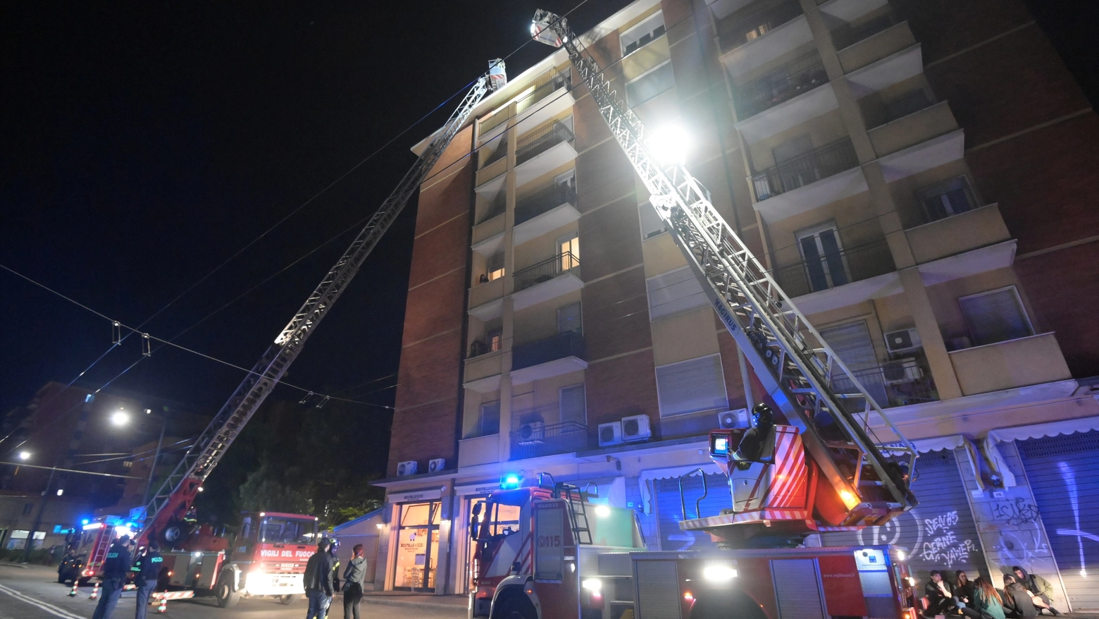 Incendio in via Mazzini 119, vigili del fuoco sul tetto del Rostelle and Co (Foto Schicchi)