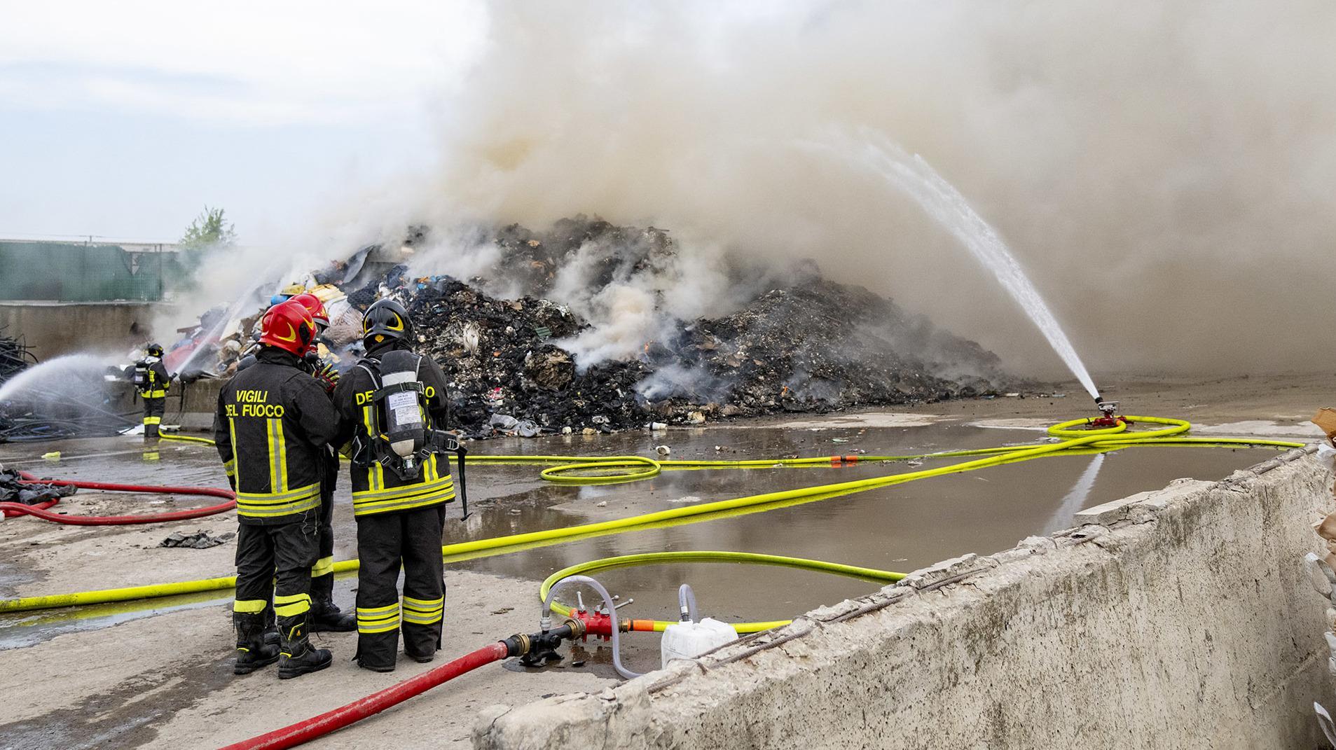Area smaltimento rifiuti. Incendio alla Recter. Fumo nero e paura Area smaltimento rifiuti. Incendio alla Recter. Fumo nero e paura