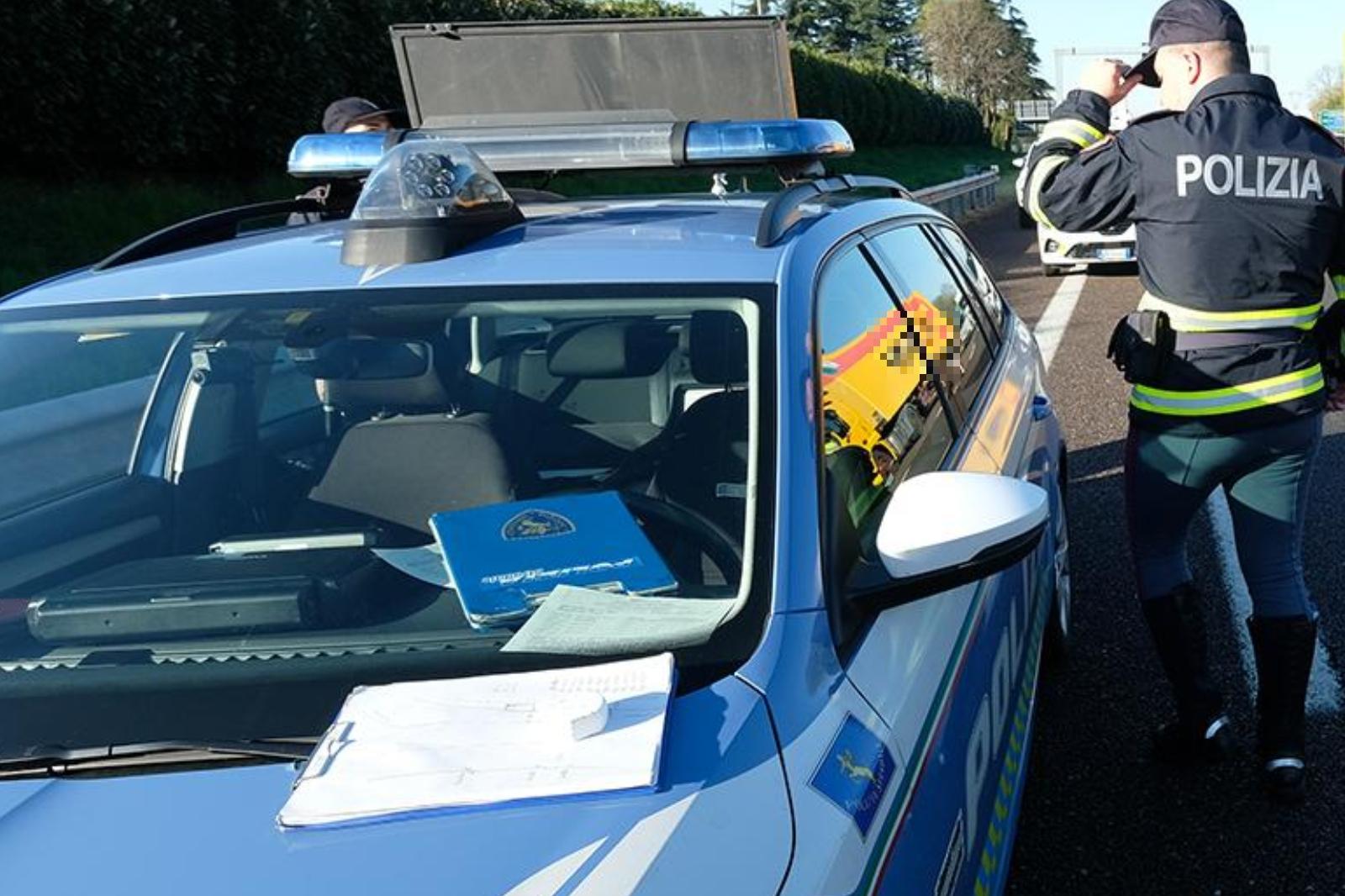 incidente in a14 camion sbanda e perde il carico code a imola
