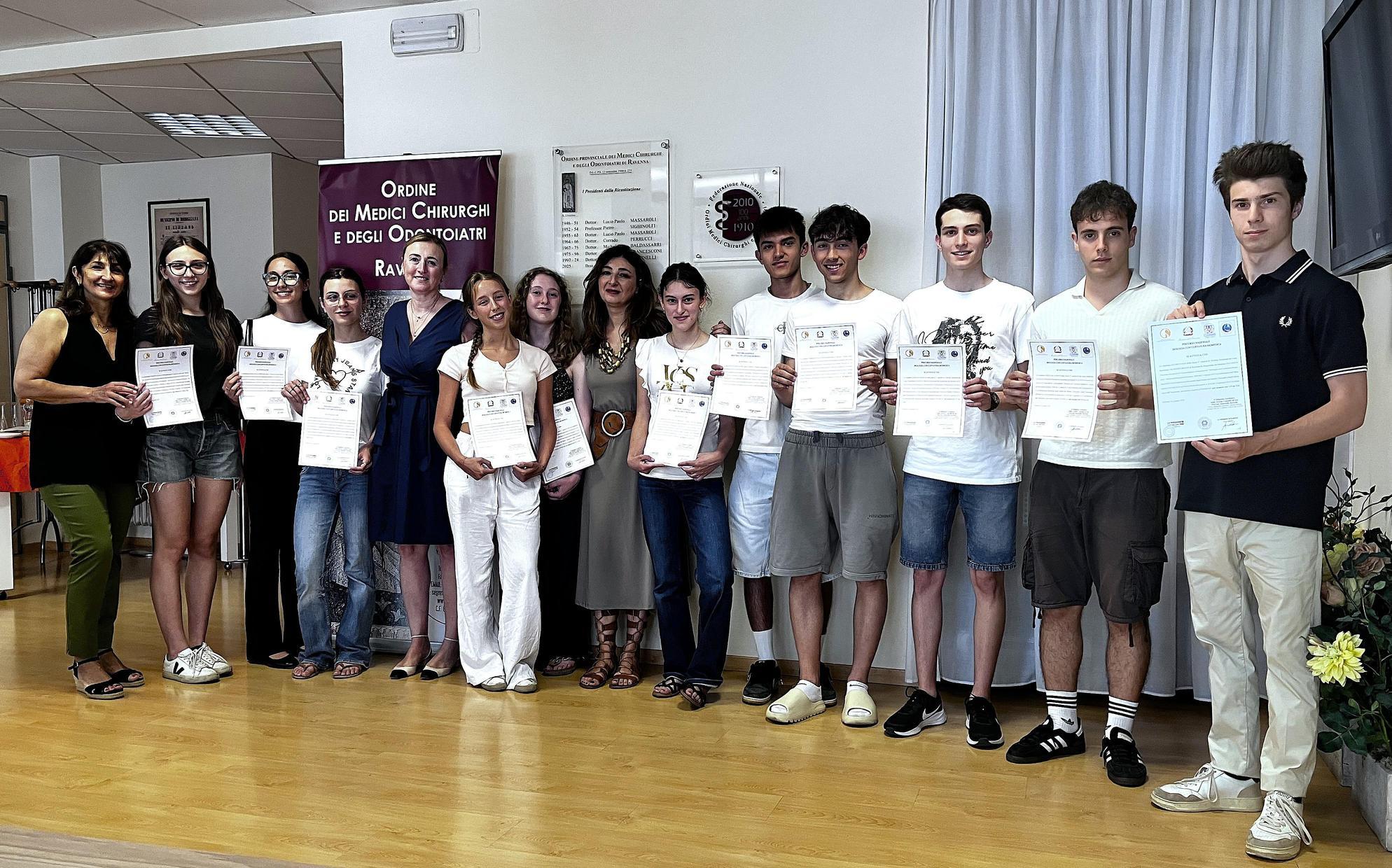 Cerimonia di consegna degli attestati agli studenti iscritti Cerimonia di consegna degli attestati agli studenti iscritti