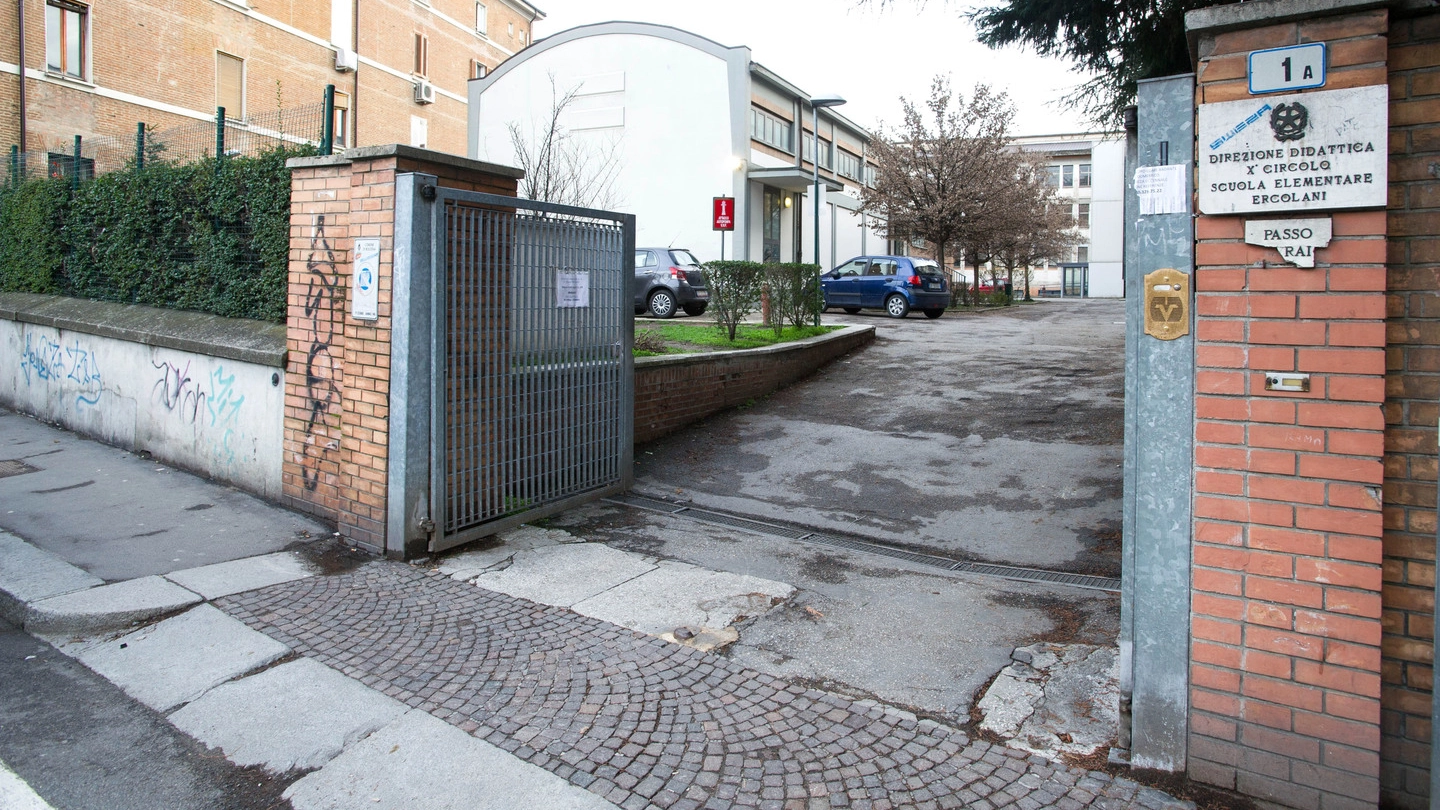L’ingresso dell’elementare Ercolani in via Mura di Porta Galliera