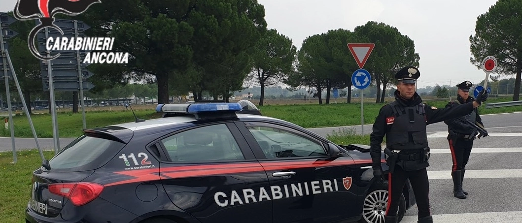I due di 54 e 52 anni sono stati arrestati dai carabinieri e poi rimessi in libertà. Rubate anche due smerigliatrici e una figgitrice ad aria per un valore di 400 euro