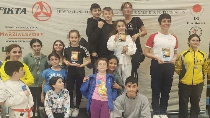 Karate Oltre seicento mini atleti si sono sfidati al pala di Salsomaggiore. Grnde prova dei giovanissimi reggiani guidati dalla maestra Loretta Gabrielli.