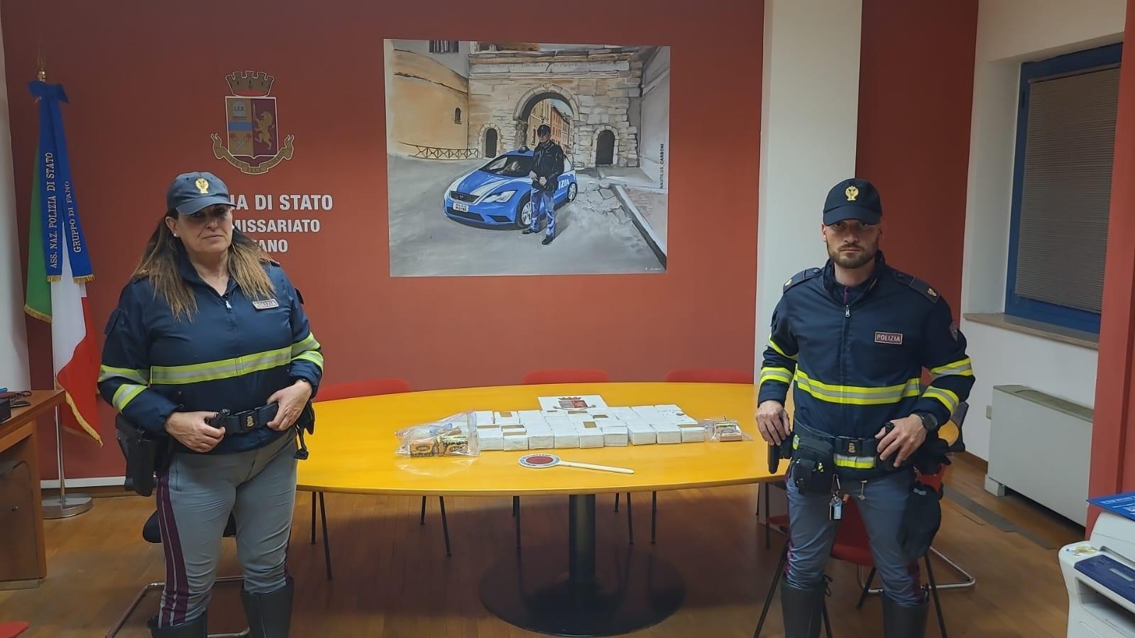 Maxi sequestro di 20 chili hashish in Autostrada: arrestato un giovane trafficante Maxi sequestro di 20 chili hashish in Autostrada: arrestato un giovane trafficante