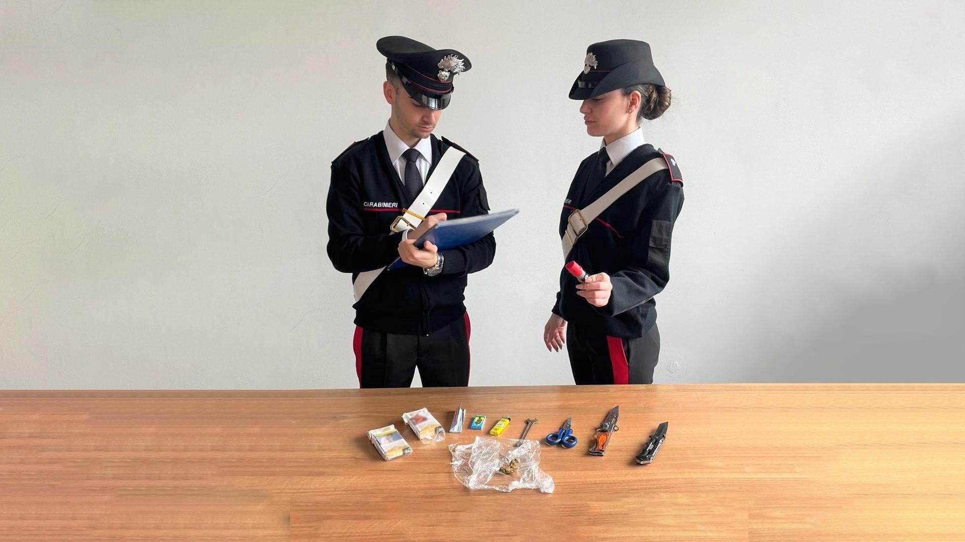 forza un posto di blocco sull auto rubata e rischia di investire un carabiniere arrestato 19enne da Ilrestodelcarlino.it forza un posto di blocco sull auto rubata e rischia di investire un carabiniere arrestato 19enne