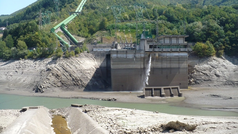 Una suggestiva immagine della centrale di Bargi nel corso dell’ultima drastica riduzione dell’acqua del bacino, nel 2011