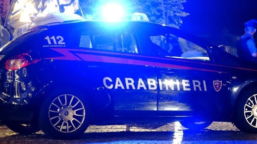 A Jesi, un 35enne straniero è stato denunciato per detenzione di droga dopo un tentativo di fuga dai carabinieri nel centro storico. Altri tre individui sono stati segnalati per possesso di stupefacenti per uso personale.