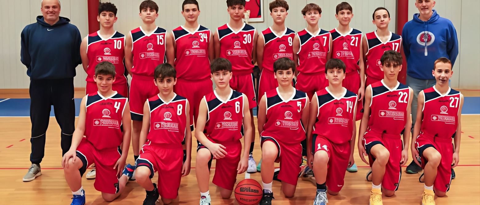 L'Under 15 del Basket Comacchio vince il girone e accede ai playoff per il titolo regionale, superando Lugo in una partita decisiva. Coach e presidente esultano per il successo ottenuto con impegno e dedizione.