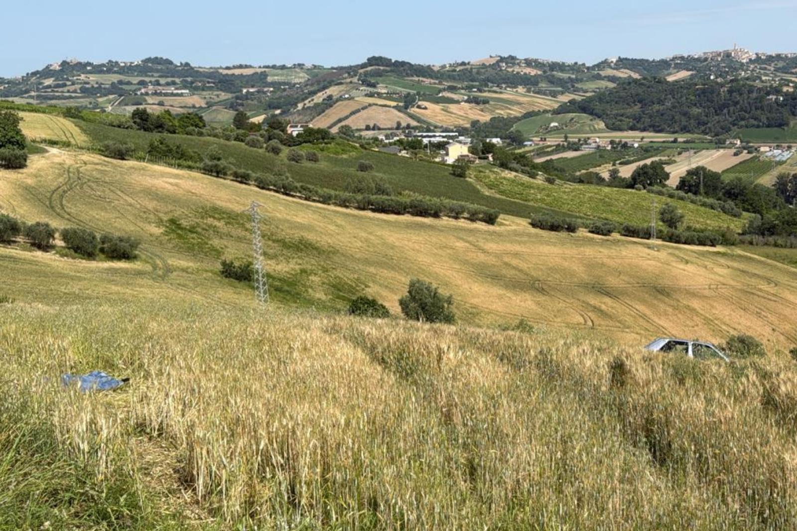 incidente a carassai scooter e auto volano nella scarpata morto un 49enne