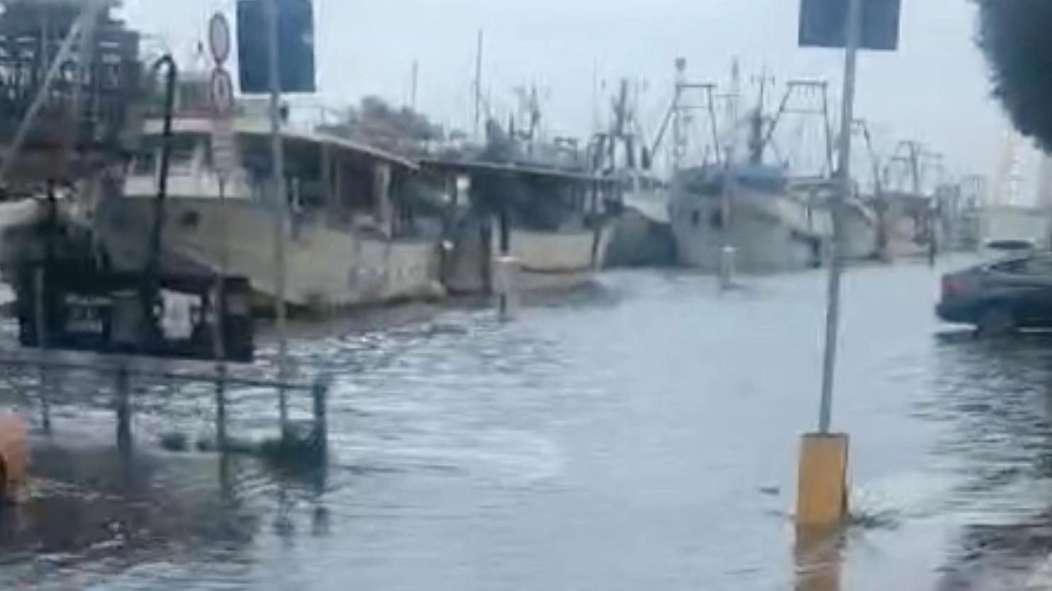 Santolini: "La mareggiata ci ha travolto, servono interventi urgenti". Rotti gli ormaggi: barche alla deriva
