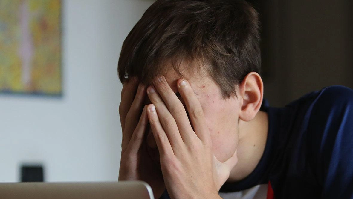 Un ragazzo di dodici anni è stato vittima di bullismo a Ferrara, con un compagno di classe che lo ha ferito gravemente in aula. I genitori valutano di denunciare la scuola, che ha avviato accertamenti. Il bambino ha riportato un trauma cranico e cinque punti di sutura.