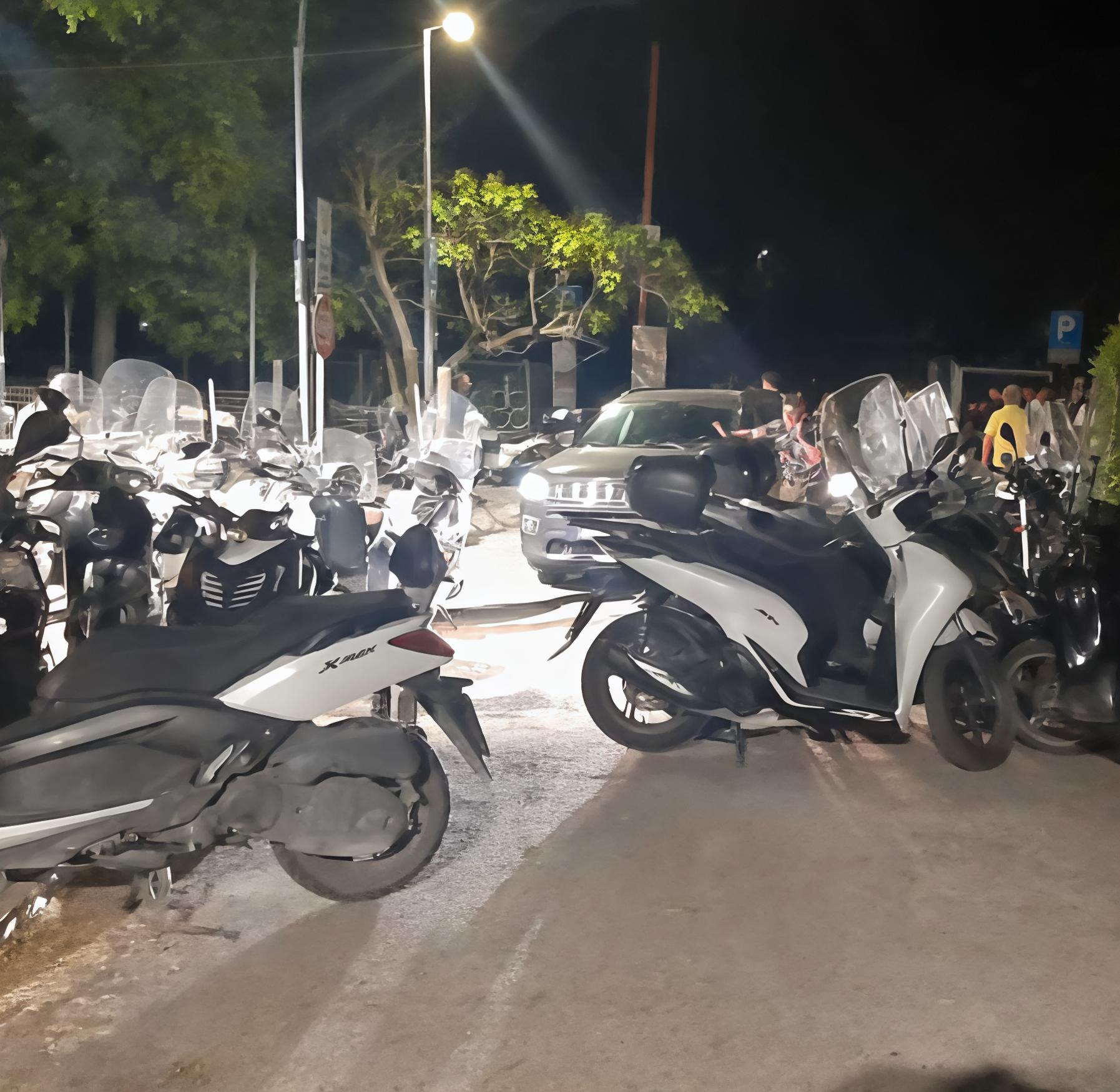 Selva di motorini ai Gelsi, la protesta: "Impossibile rientrare in casa" Selva di motorini ai Gelsi, la protesta: "Impossibile rientrare in casa"