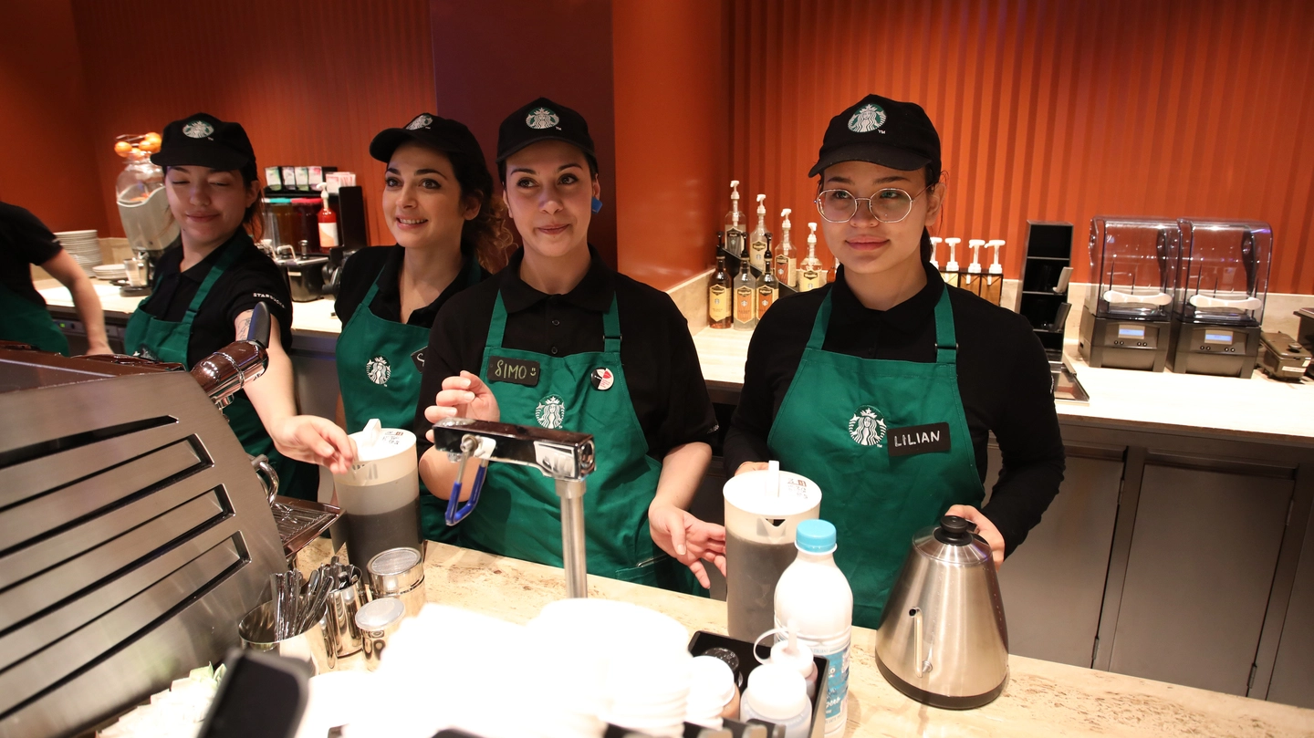 Il nuovo Starbucks di Bologna, inaugurato poche settimane fa  in un palazzo storico di via D’Azeglio: presto la catena americana aprirà  una caffetteria anche a Rimini, presso il centro commerciale Le Befane