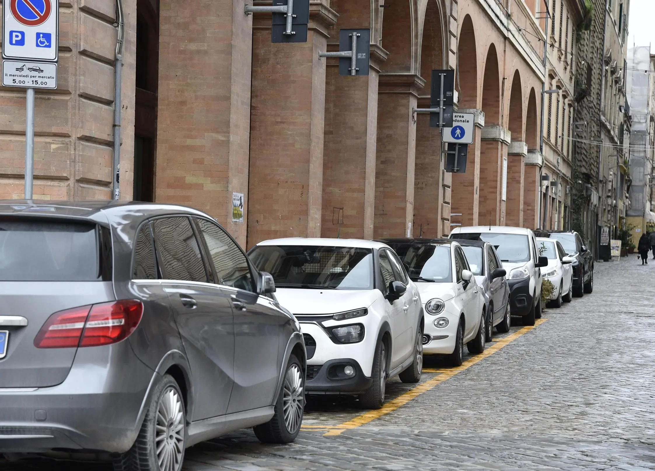 Cantieri e pochi posti auto in centro: "Dal Comune nessuna soluzione"