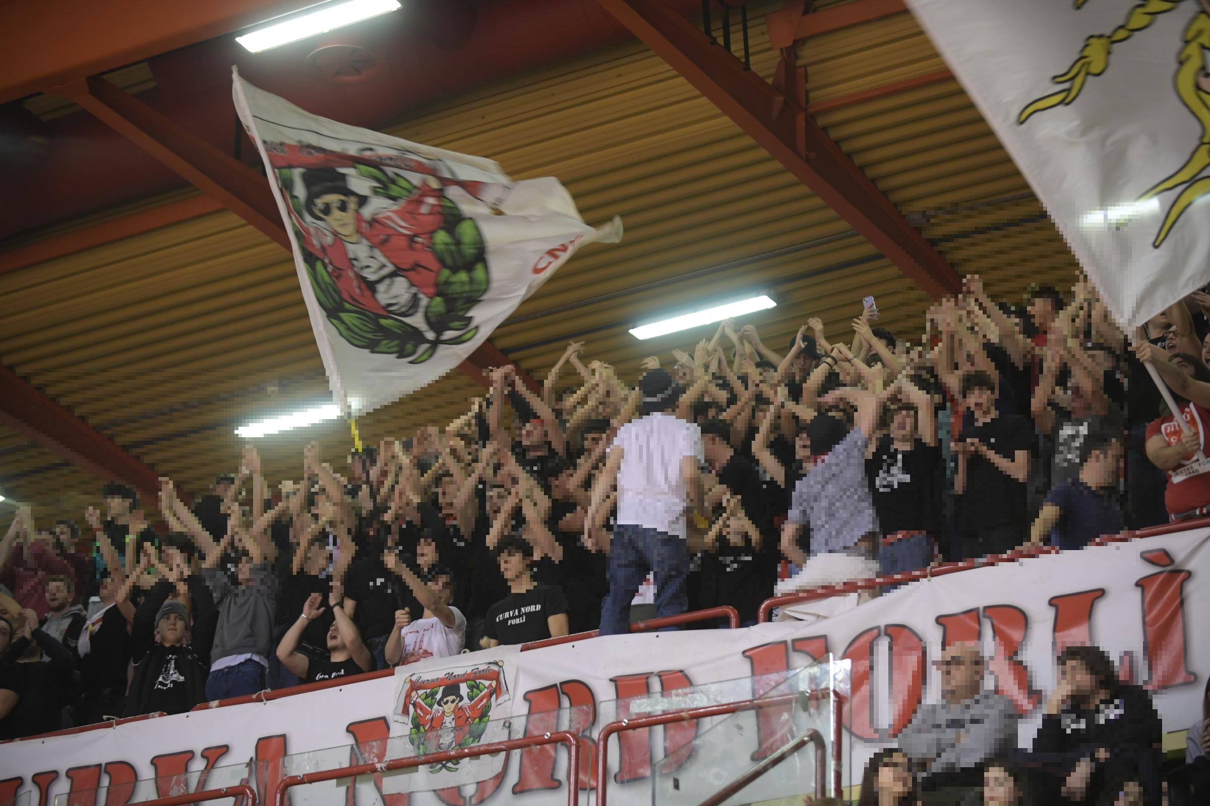 aggredirono i magazzinieri del bologna denunciati ultras della pallacanestro forl236