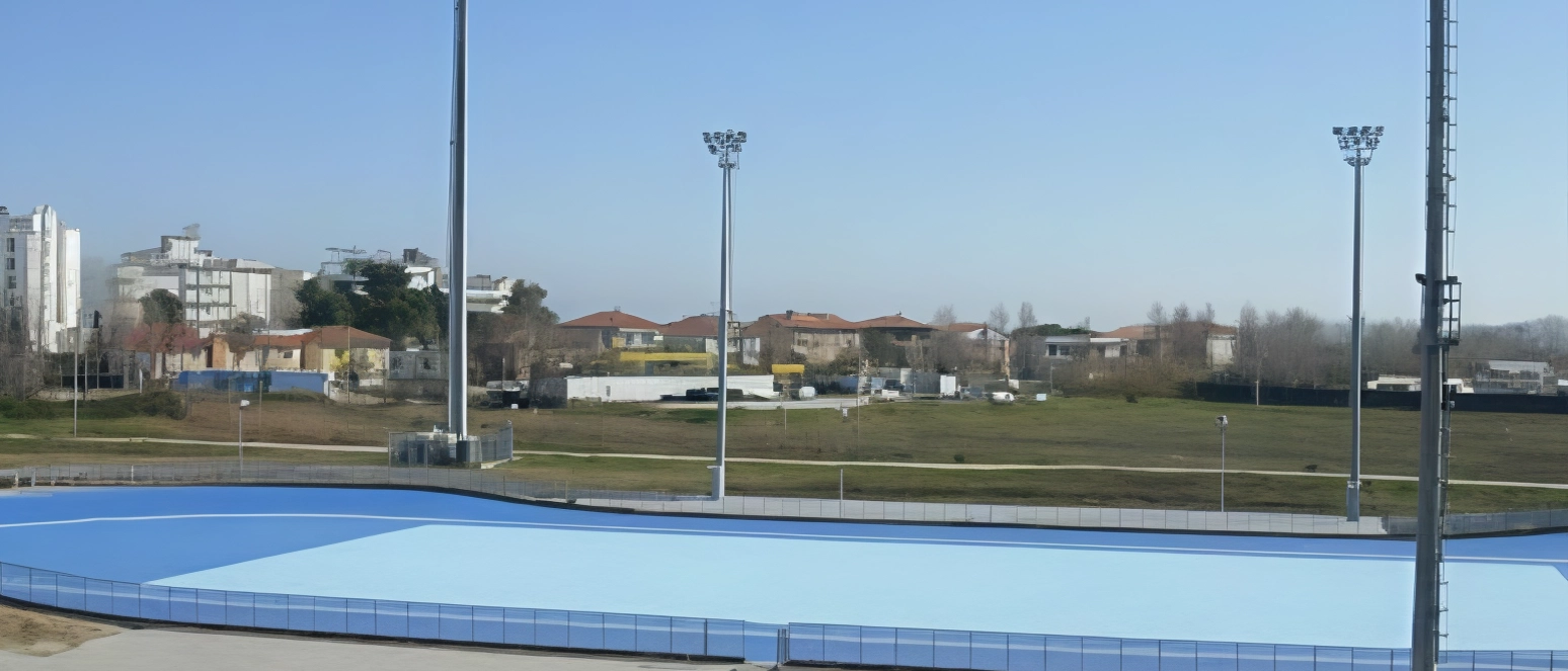 Il Pattinodromo Stefanelli a Senigallia si prepara ad ospitare il "Trofeo di pattinaggio Sergio Rossi" nonostante fessurazioni sulla pista. Dopo il rifiuto del concessionario, il Comune interviene per garantire la sicurezza degli atleti.
