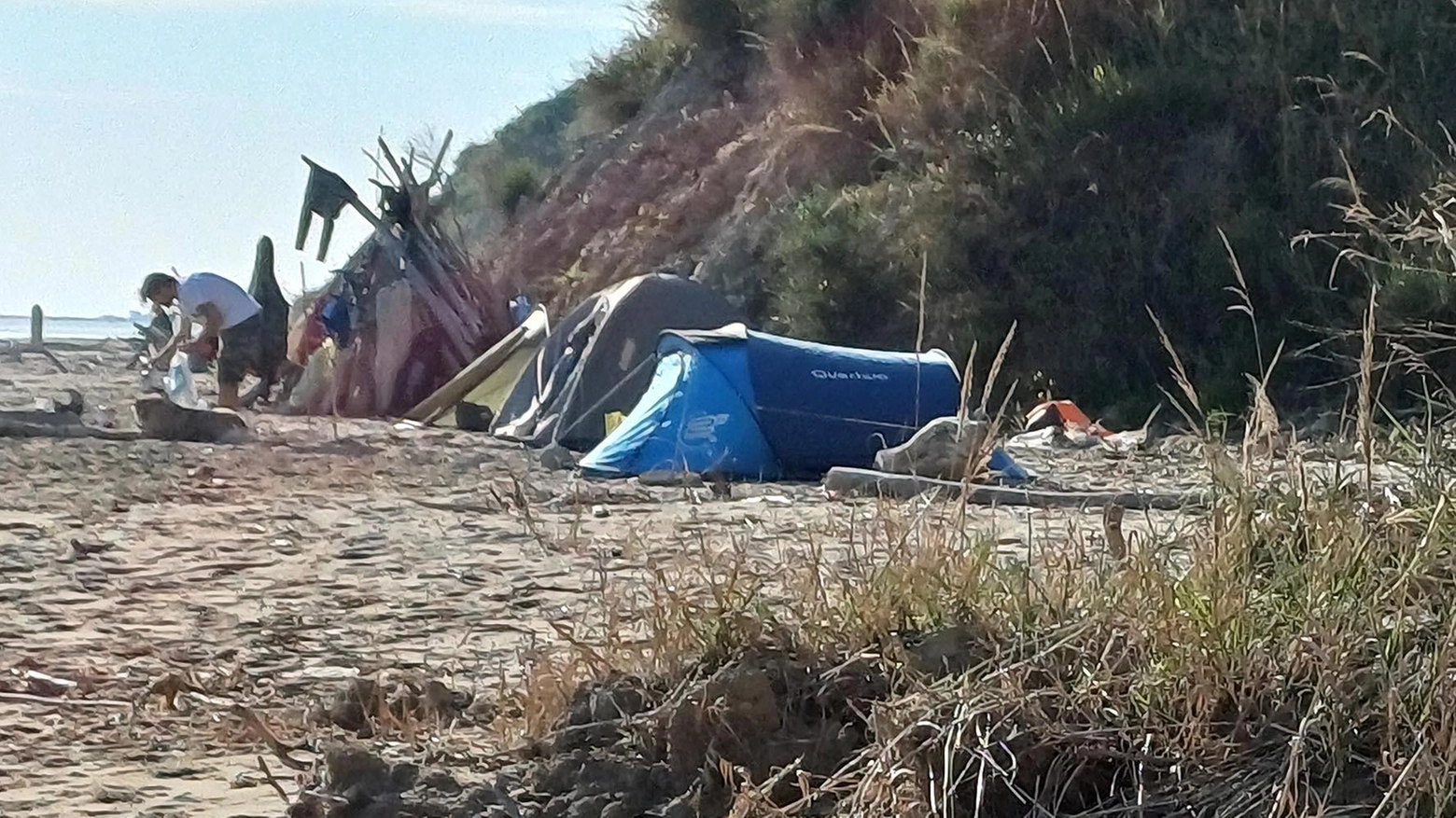 Il caso Fiorenzuola: "Spiaggia abbandonata, immondizia ovunque e idranti danneggiati"