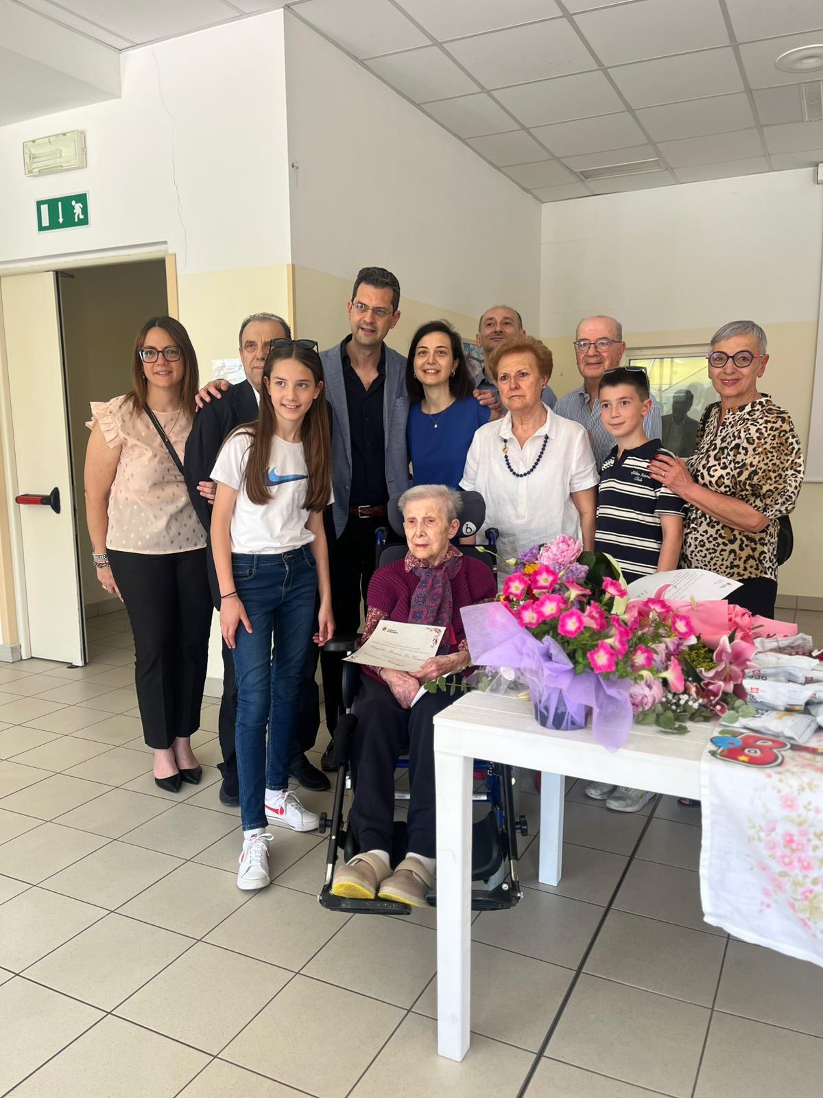 bologna i 100 anni di angela maria de vicariis festa con tre generazioni da Ilrestodelcarlino.it bologna i 100 anni di angela maria de vicariis festa con tre generazioni