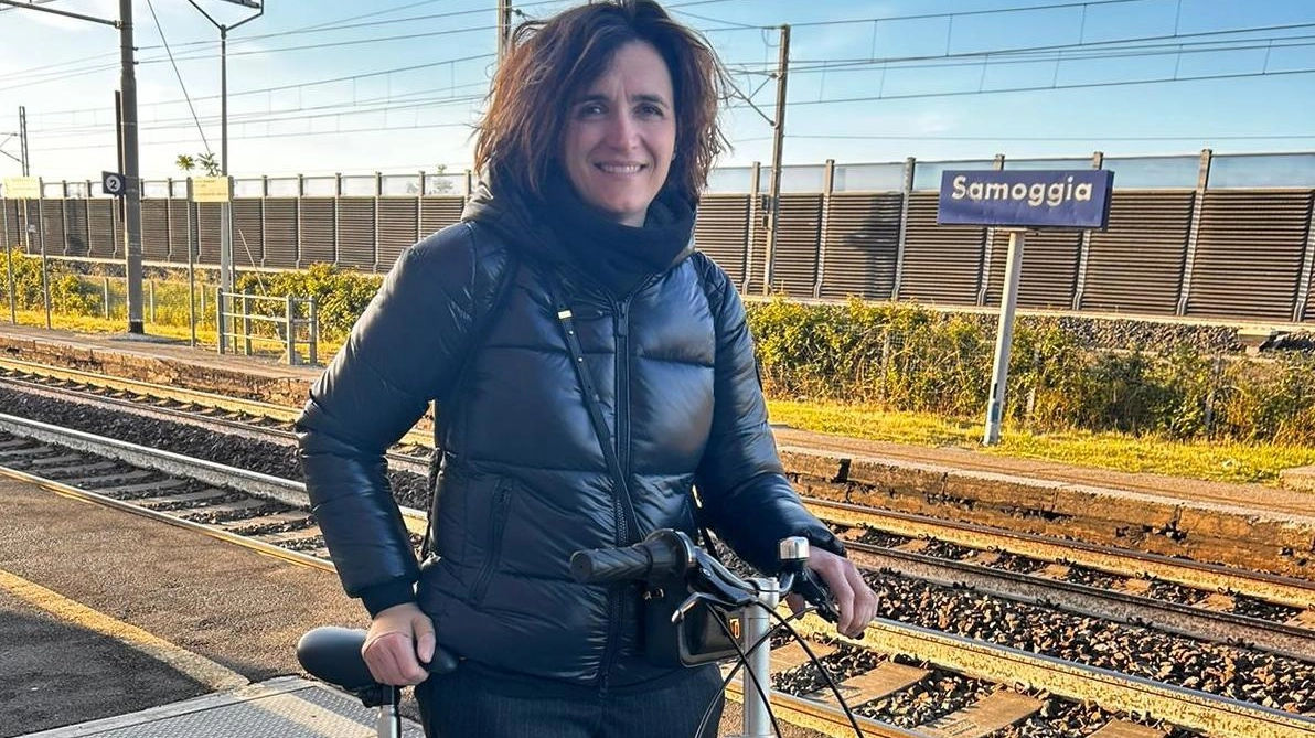 La pendolare abbonata Manuela Busacchi dovrà pagare 78 euro: “Ero al telefono e non avevo fatto in tempo a chiuderla”. La replica di Trenitalia