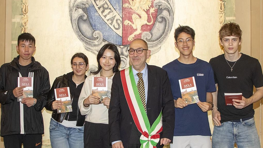 Due studenti stranieri ospitati da Intercultura a Imola e Faenza sono stati accolti in Comune e hanno visitato luoghi di interesse locale. L'associazione promuove scambi culturali per favorire la crescita personale degli studenti.