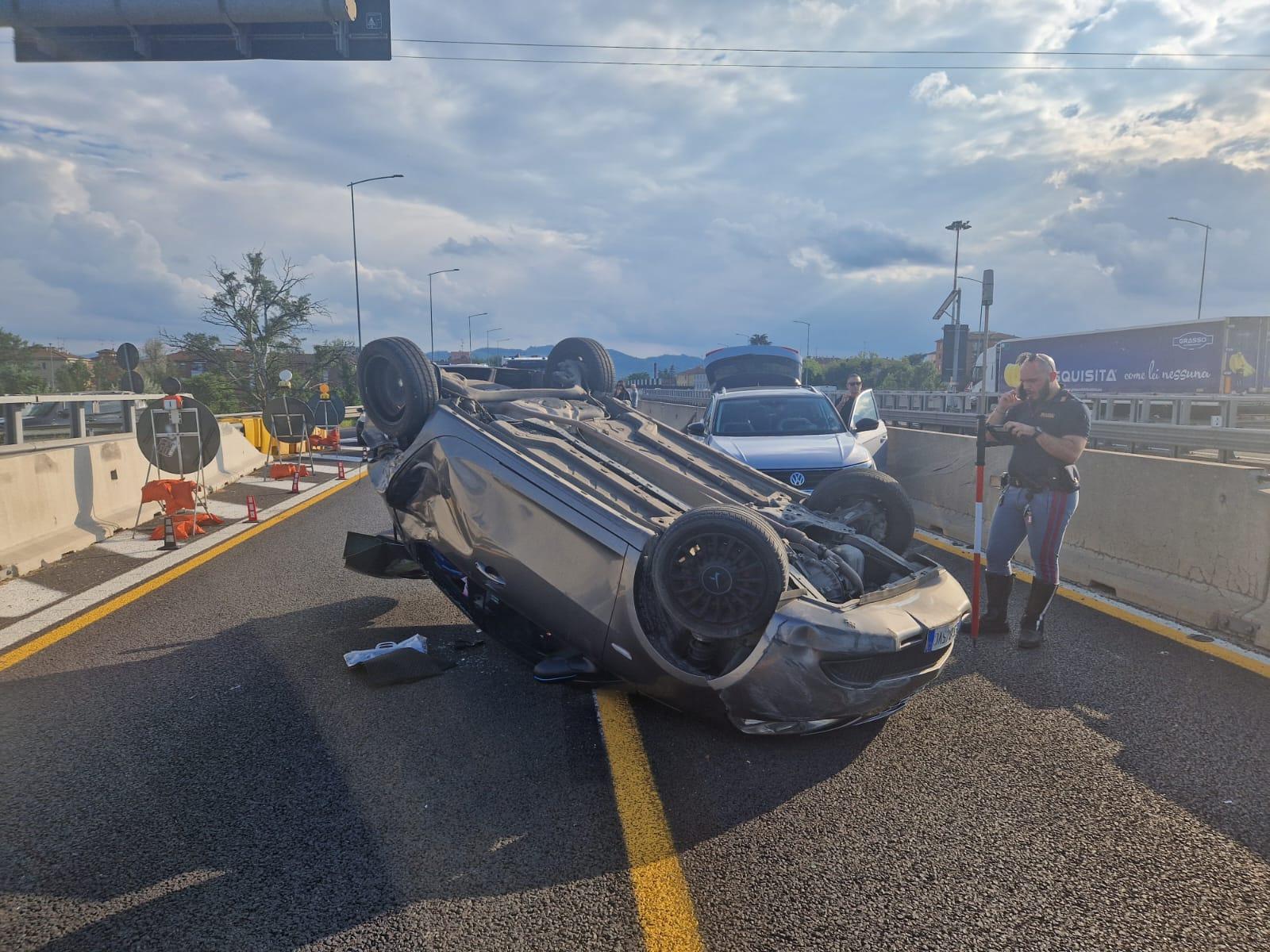 Auto si ribalta in tangenziale a Bologna: traffico bloccato Auto si ribalta in tangenziale a Bologna: traffico bloccato
