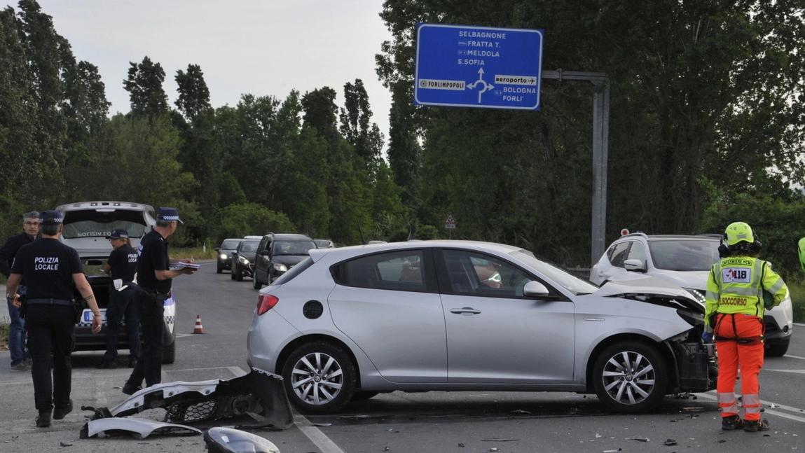 La tragedia alle 17.30 sulla circonvallazione della via Emilia verso Forlì. Ferite lievi per un 31enne