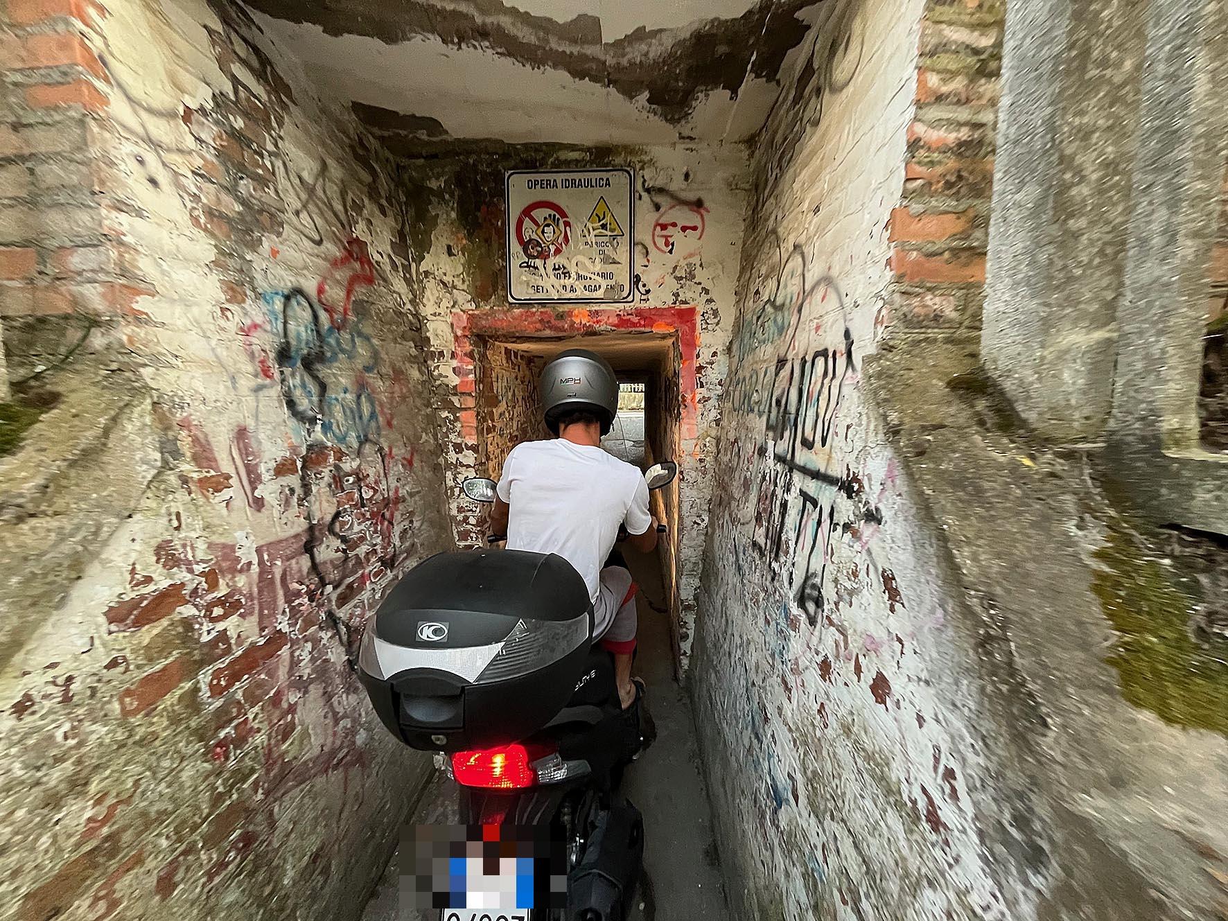 “Stop sosta selvaggia”. Gli scooter all’Alberghiero, passando per il ‘cunicolo’ “Stop sosta selvaggia”. Gli scooter all’Alberghiero, passando per il ‘cunicolo’