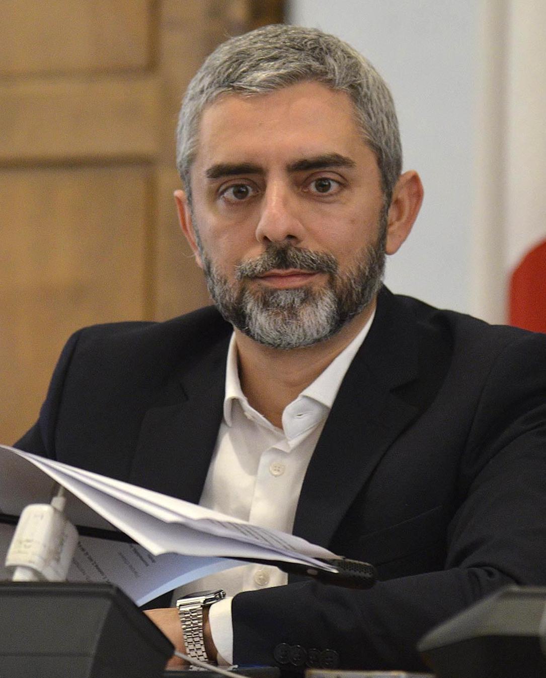 "Non vuol essere indagato. A cosa fa riferimento?. E chi è che batteva cassa?"