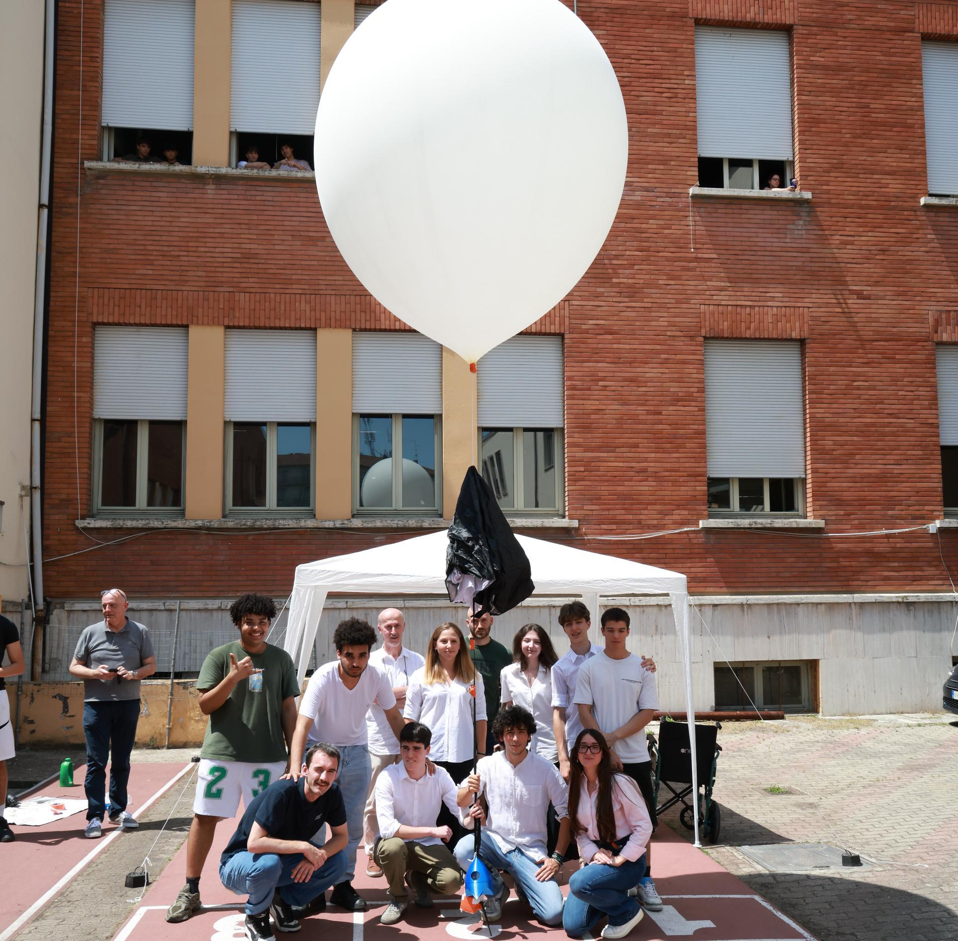MODENA Scienziati a scuola. Una sonda lanciata in cielo
