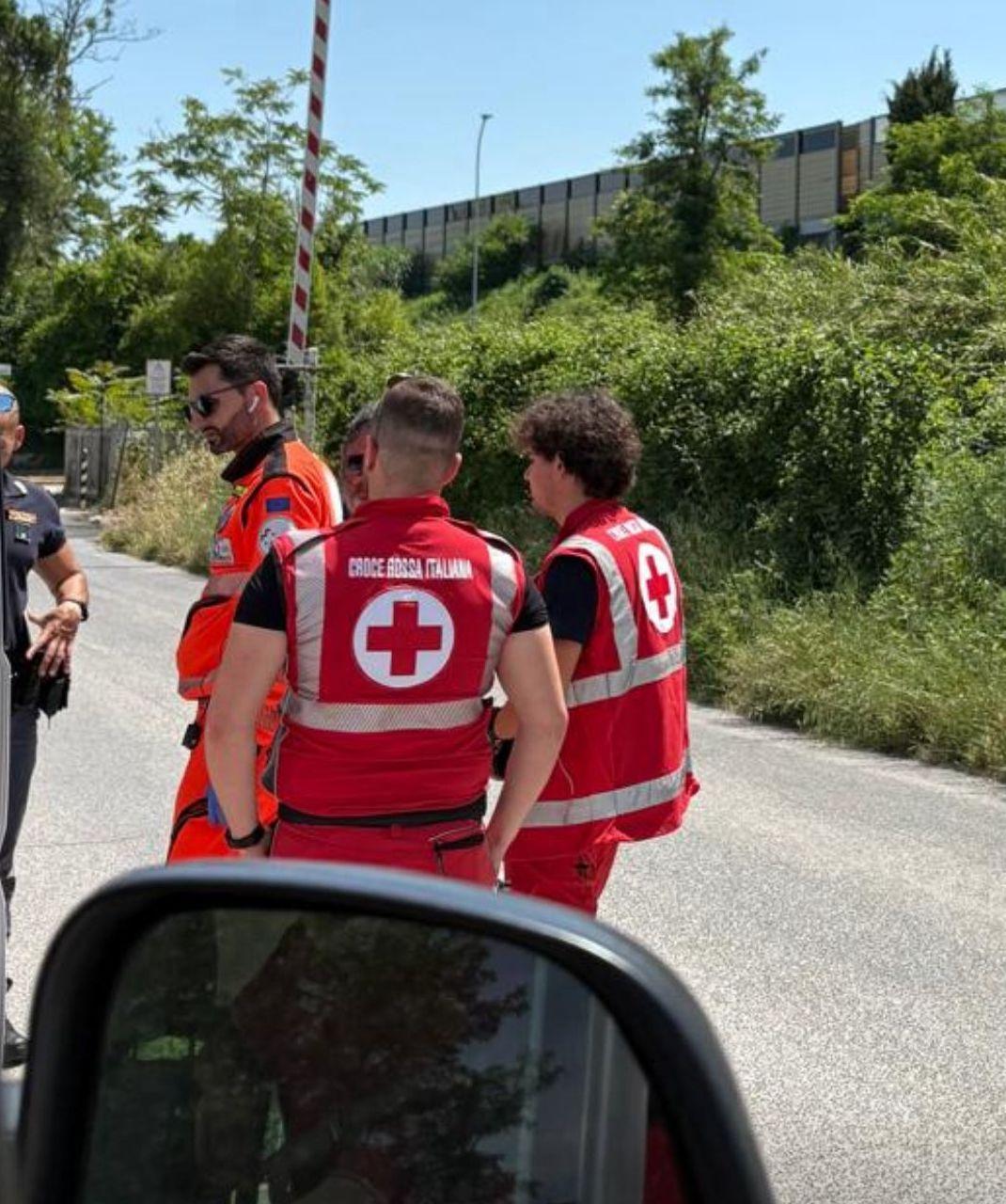Donna ferma sui binari. Salvata dalla Croce Rossa Donna ferma sui binari. Salvata dalla Croce Rossa